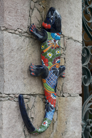 Close-up of sculpture of lizard on wall, San Agustin, Dolores Hidalgo, Guanajuato, Mexicoのeditorial素材