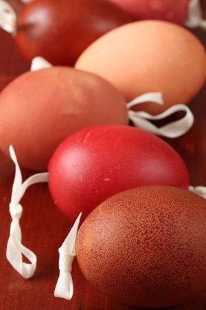 Red and brown Easter egg shellsen tableの写真素材
