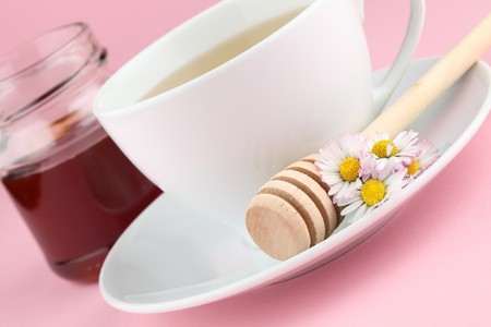 Herbal tea with daisies and honeyの写真素材