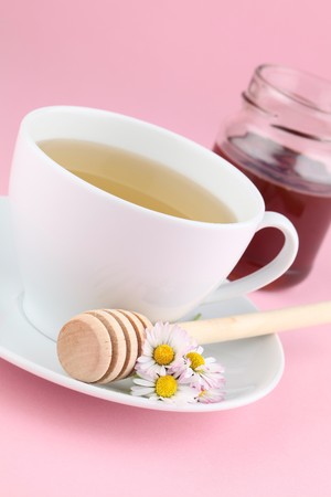Herbal tea with daisies and honeyの写真素材