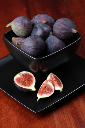 Fresh organic black mission figs. Shallow dofの写真素材