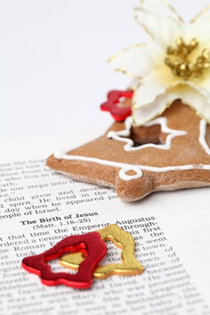 Open Bible with selective focus on text in Lucas 2 about Jesus' birthの写真素材