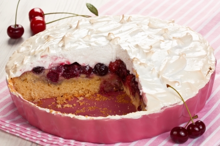 Homemade cherry fruit meringue tart in pink bowl の写真素材