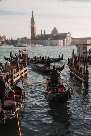 Iconic Gondolas on Water in Venice, Italy: Classic Black and White Sceneの写真素材