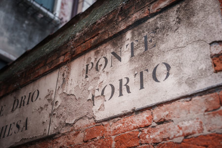 Vintage Reddish-Brown Brick Wall with Faded "Ponele a Forno" Sign - Venice, Italy Collectionの写真素材