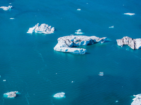 Aerial View of Turquoise Waters with Floating Icebergs in Icelandの写真素材