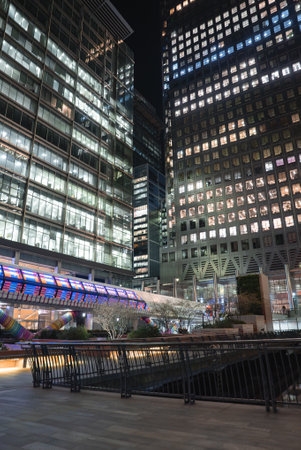 Nighttime View of Canary Wharf Skyscrapers and Illuminated Structureの写真素材