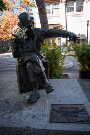 Bronze seated gentleman with violin on sidewalk in Santa Cruzの写真素材
