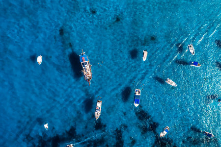 Aerial top down view of boats in Blue Lagoon, Comino Island, Maltaの写真素材