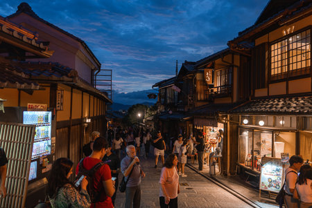 Twilight crowd on Kyotos Ninenzaka lane near Kiyomizu deraの写真素材
