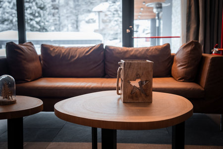 Lounge with leather sofa and star lantern in San Domenico lodge