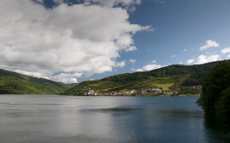 Mountain lake in the north of Spainの写真素材