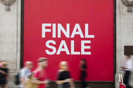 Final sale sign outside a retail shop. shopping discountの写真素材