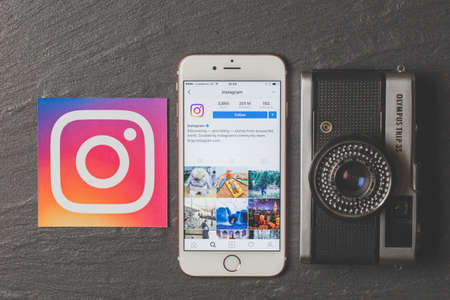 OXFORD, UK, DEC 5 2016: Smartphone shows the instagram app with instagram logosのeditorial素材