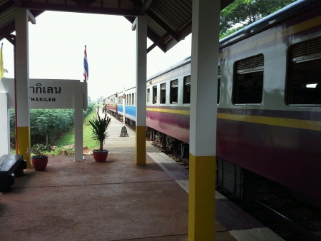 Train ariving thakilen station in kanchanaburyの素材