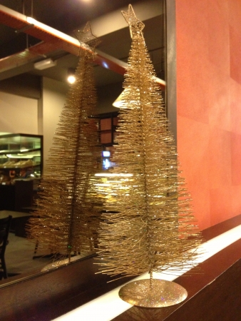 Golden mini Christmas tree in a cafeの素材