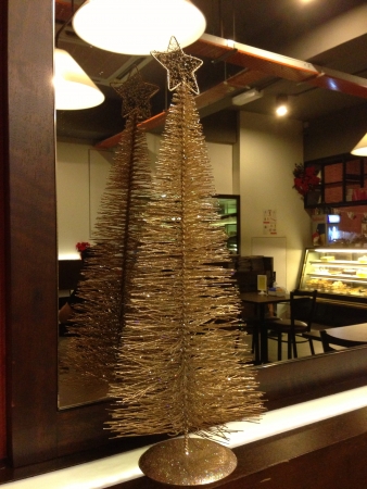 Golden mini Christmas tree decoration  in cafe の素材
