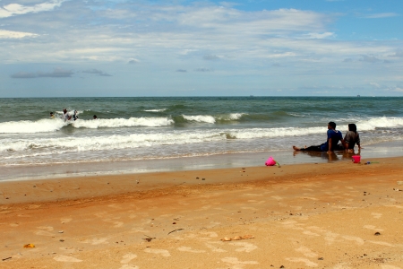 Couple enjoying beauty of the beach with clear blue sky and golden sand in Port Dicksonのeditorial素材