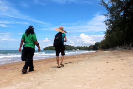 Friends walking along the beach Port Dicksonのeditorial素材