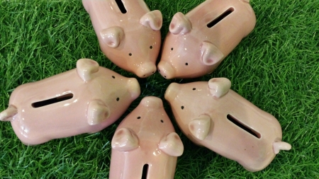 Cute piggy bank on glass の素材