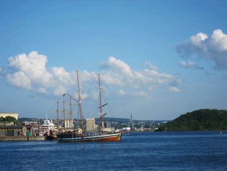 Ship sailing on a fine day の素材
