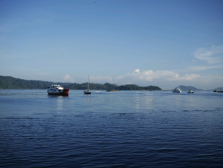 Ship sailing on clear blue sea の素材
