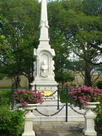 Nice memorial statue in gardenの素材