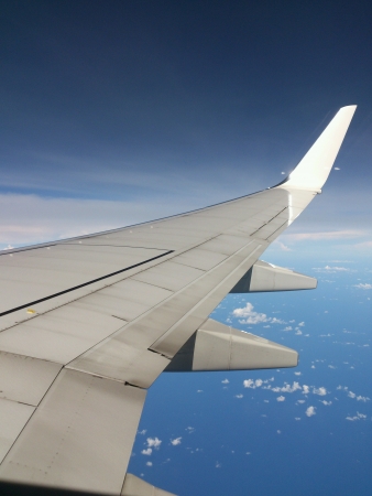 Airplanes wing flying highの素材