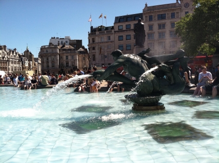 Trafalgar Square sculptures in the fountainの素材