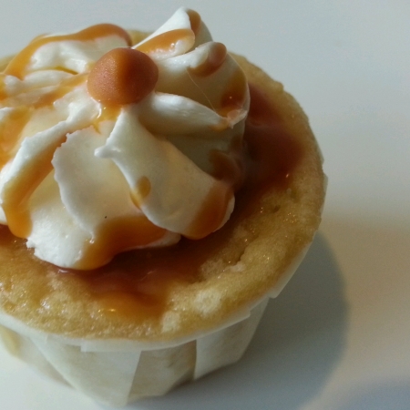 Close up of caramel cupcake の素材