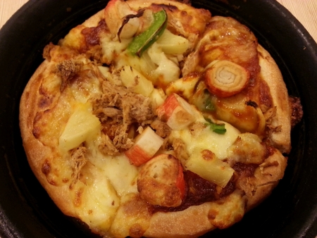 Front view of delicious seafood pizzaの素材