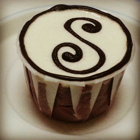 Special sweet S letter red velvet cupcake の素材