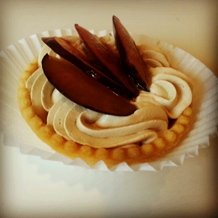Sweet plum tart with cream cheese fillingの素材
