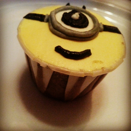 Single eye cute minion cupcakeの素材