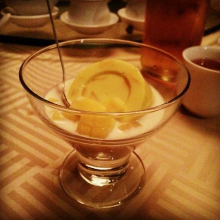 Delicious mango dessert served with milky syrupの素材