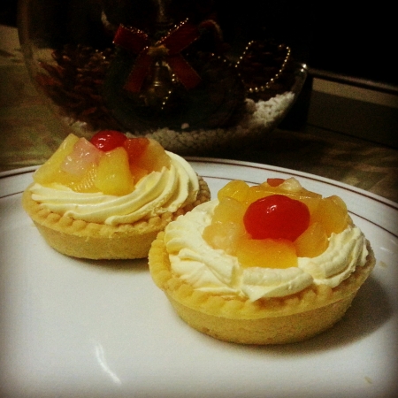 Cream cheese fruit tarts for Christmas eveの素材