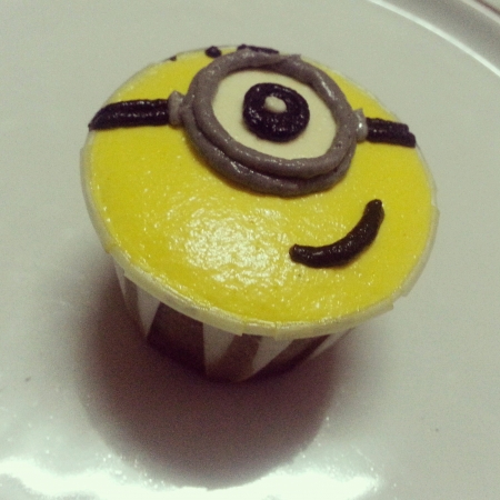 Smiling Minion Cupcake  under dim lightingの素材