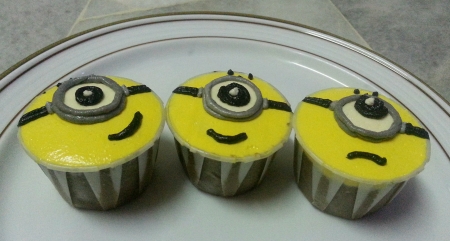 Three single eye Minions cupcakes の素材