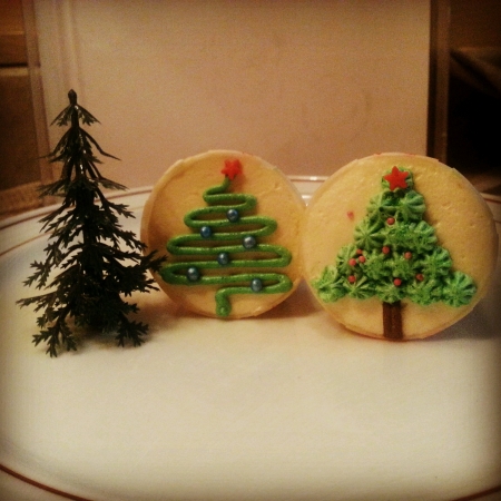 Vanilla cupcake with Christmas trees design and snow like settingの素材