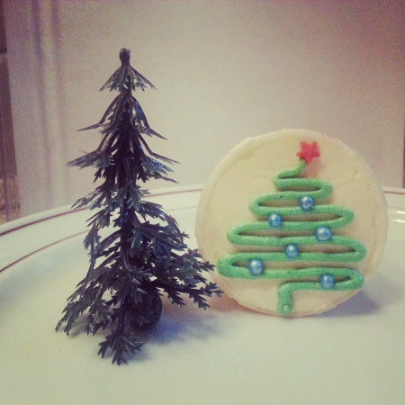 Vanilla cupcake with Christmas tree design and snow like settingの素材