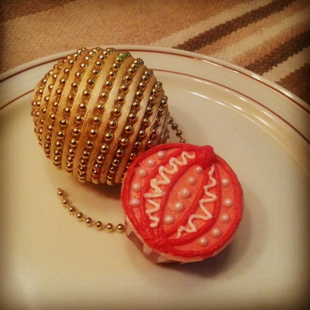 Golden ornament with sweet cupcakeの素材