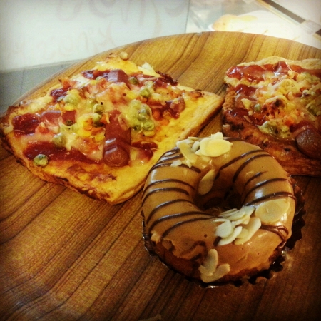 Freshly baked mini pizzas and peanut butter doughnutの素材