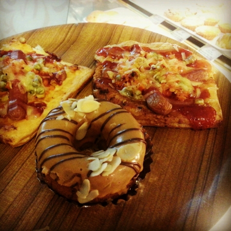 Freshly baked mini pizzas and peanut butter doughnutの素材