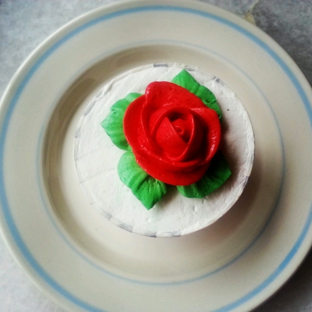 Front view of Red rose cupcakeの素材