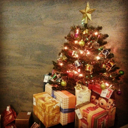 Christmas tree with lots of giftsの素材