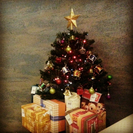 Christmas tree with lots of giftsの素材