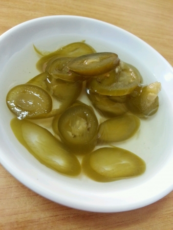 Green chilli pickles in small plateの素材