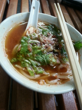 The asam laksa in bowl with chopsticksの素材