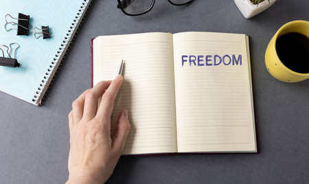 Text financial freedom on note paper on office tableの写真素材