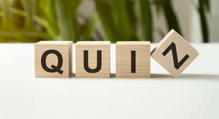 Quiz sign made of wood on a wooden tableの写真素材